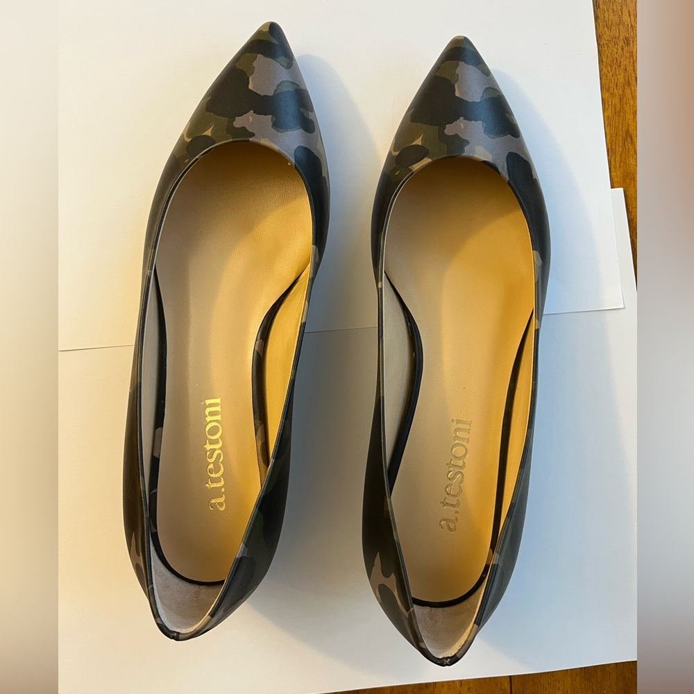 A.Testoni flats. NEW. Made in Italy. Size 38 (US 7-7.5)